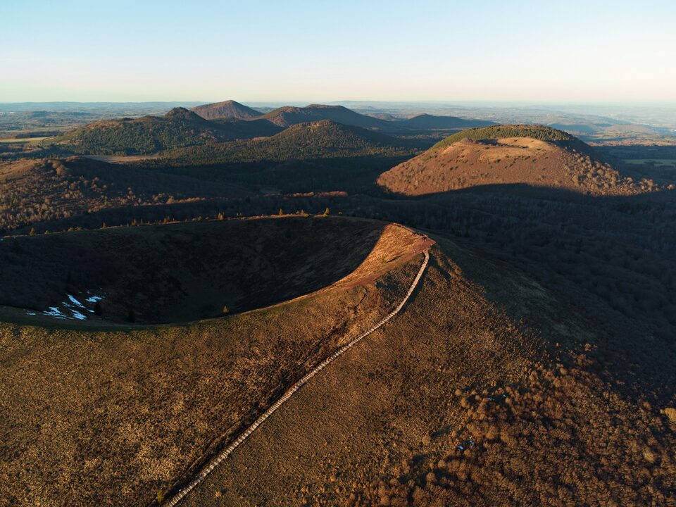 Vue aérienne sur la chaîne des Puys en Auvergne au coucher du soleil
